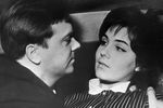 Валентина Малявина в роли Аси и Анатолий Кузнецов в роли Павла в художественном фильме «Утренние поезда», 1964 год