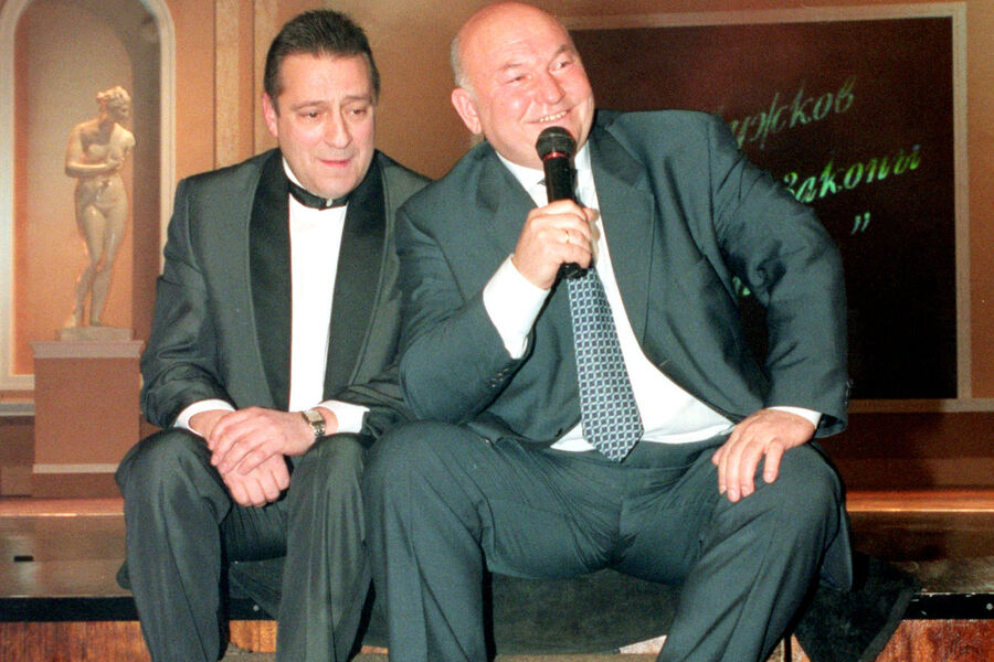 Геннадий Хазанов (слева) и Юрий Лужков на&nbsp;презентация книги Юрия Лужкова &laquo;Российские законы Паркинсона&raquo;, 1999&nbsp;год 