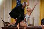 Леди Гага во время выступления на&nbsp;American Music Awards в&nbsp;Лос-Анджелесе