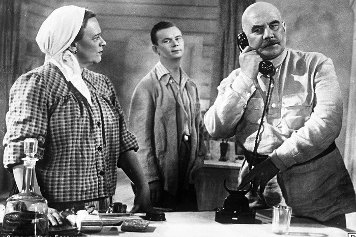 Кадр из&nbsp;фильма &laquo;Солдат Иван Бровкин&raquo;. Мать Ивана Бровкина&nbsp;- актриса Татьяна Пельтцер, бухгалтер Апполинарий Петрович Самохвалов&nbsp;- актер Евгений Шутов, председатель колхоза Тимофей Кондратьевич Коротеев&nbsp;- Сергей Блинников (слева направо)