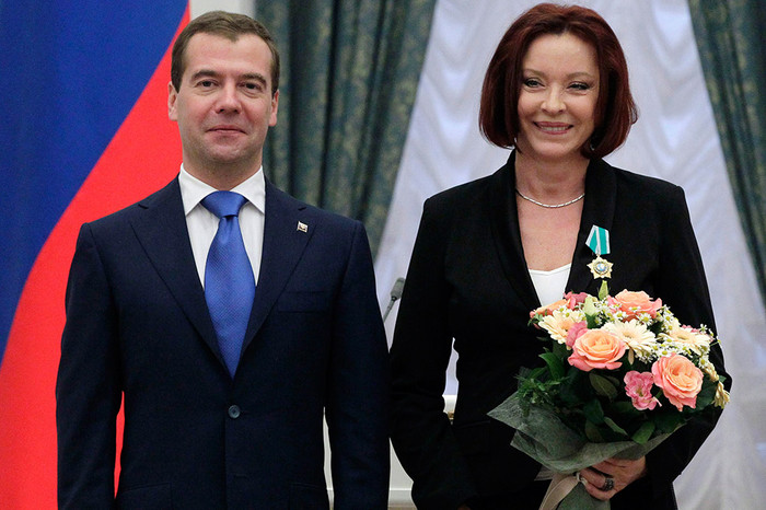 Дмитрий Медведев и Анастасия Вертинская, награжденная орденом Дружбы, на церемонии вручения государственных наград в Екатерининском зале Кремля, 2011 год