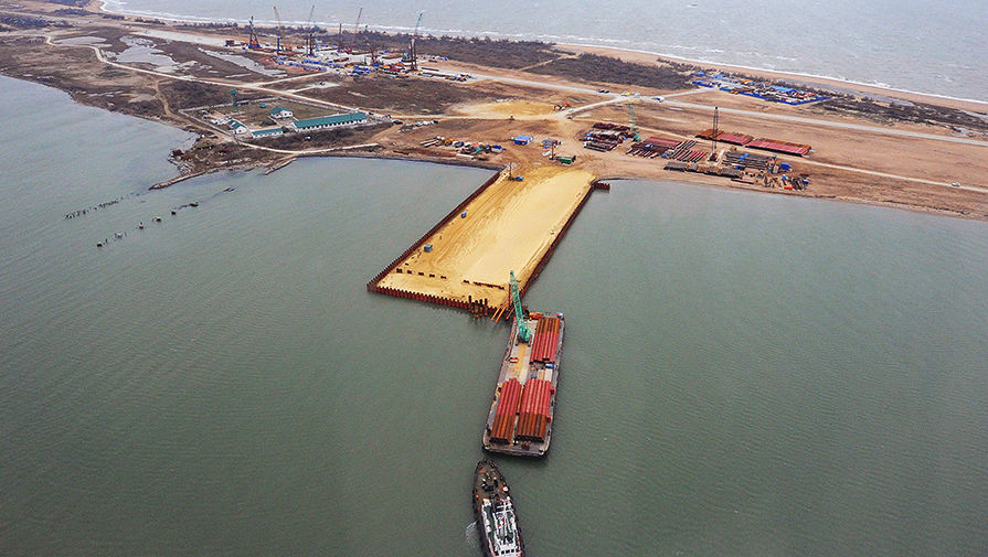 Вид на&nbsp;строящийся транспортный переход через&nbsp;Керченский пролив на&nbsp;острове Тузла