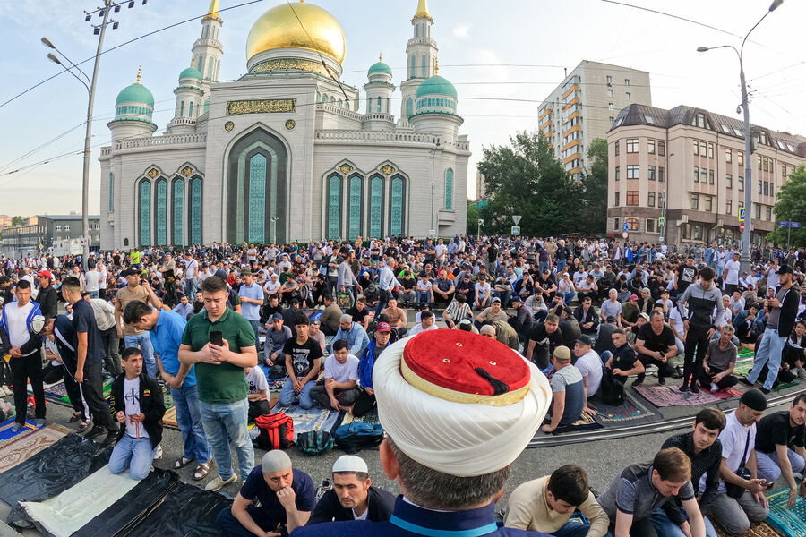Верующие во время торжественного намаза в&nbsp;день праздника жертвоприношения Курбан-байрам у&nbsp;Московской Соборной мечети, 9&nbsp;июля 2022&nbsp;года