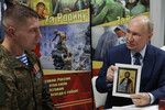 Президент РФ Владимир Путин с иконой святого благоверного князя Александра Невского на встрече с военнослужащими 127-й отдельной бригады разведки во время посещения Центрального военного клинического госпиталя имени П. В. Мандрыка, 29 октября 2025 года