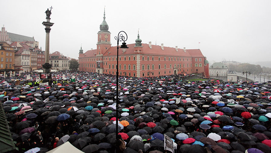 Митинг против запрета абортов в центре Варшавы