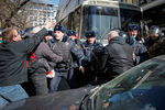 Во время задержания участника несанкционированной акции оппозиции против коррупции на Пушкинской площади, 26 марта 2017 года