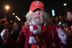 Болельщик «Спартака» празднует досрочную победу клуба в чемпионате России около стадиона «Открытие Арена»