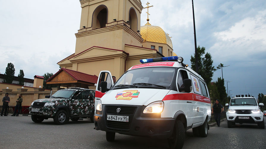 Сотрудники правоохранительных органов у церкви Архангела Михаила в центре Грозного, 19 мая 2018 года