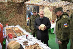 Президент России Владимир Путин и министр обороны Сергей Шойгу в полевой кухне на забайкальском полигоне «Цугол» во время военных маневров «Восток-2018», 13 сентября 2018 года