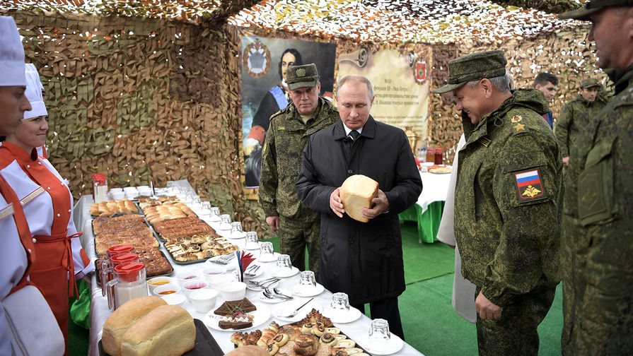 Президент России Владимир Путин и министр обороны Сергей Шойгу в полевой кухне на забайкальском полигоне «Цугол» во время военных маневров «Восток-2018», 13 сентября 2018 года