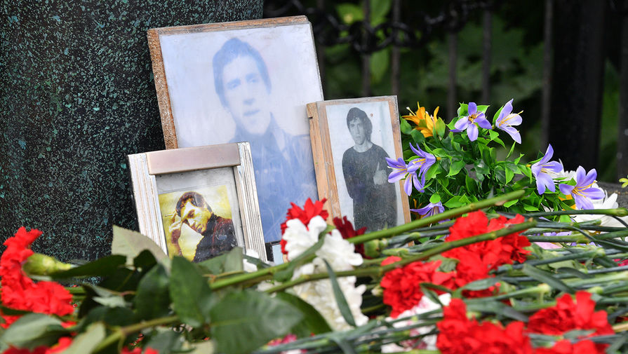 Памятник Владимиру Высоцкому на Ваганьковском кладбище в Москве после реконструкции, 24 июля 2020 года