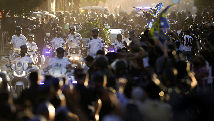 Катафалк с&nbsp;телом Диего Марадоны прибывает на&nbsp;кладбище &laquo;Белла-Виста&raquo; в&nbsp;Буэнос-Айресе