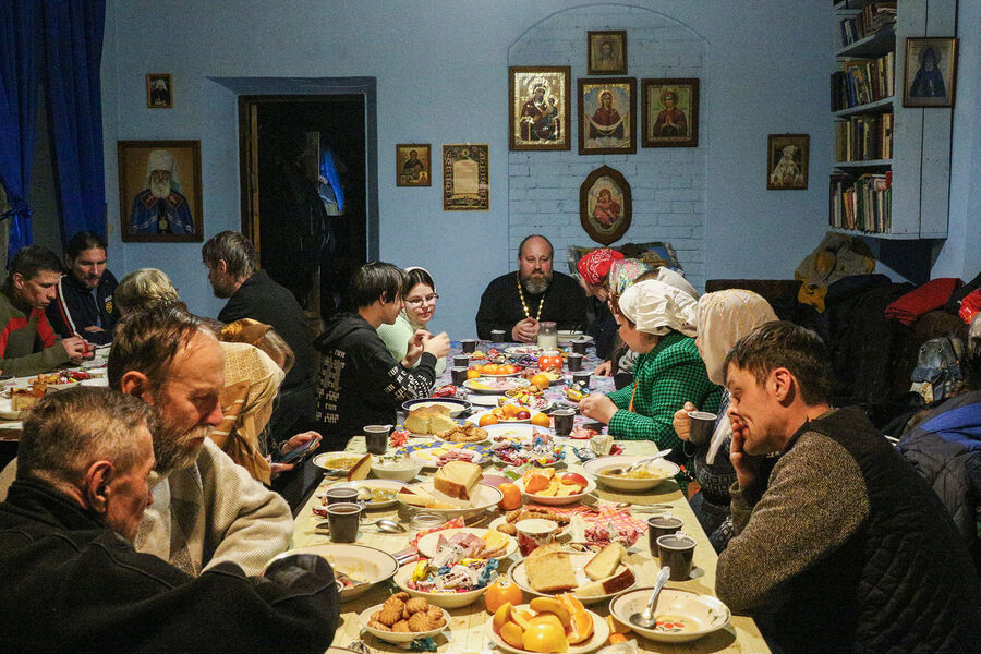 Трапеза после праздничного богослужения по&nbsp;случаю Рождества Христова в&nbsp;Покровском мужском монастыре в&nbsp;Омске