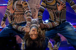 Дженнифер Лопес выступает на церемонии American Music Awards 2015