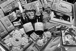 В 1940-х годах магазин стал закрытым распределителем для первых лиц Москвы. На фото: праздничные наборы к Новогоднему столу в Елисеевском магазине, 1954 год