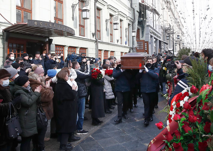 Вынос гроба с&nbsp;телом Андрея Мягкова после церемонии прощания у&nbsp;здания МХТ имени А.П.Чехова, 20&nbsp;февраля 2021&nbsp;года