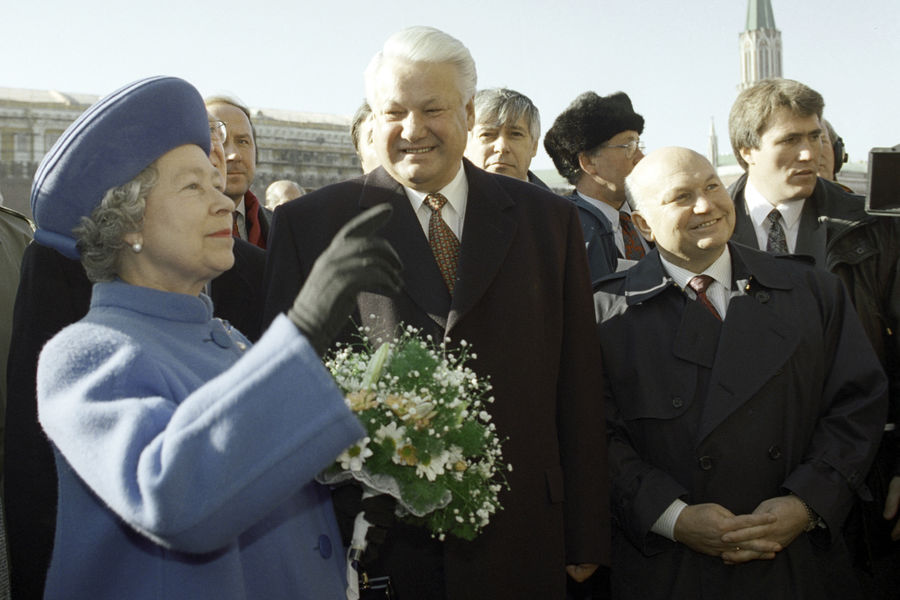 В&nbsp;1994 году состоялся исторический визит королевы Великобритании Елизаветы II и ее супруга принца Филиппа в&nbsp;Россию &mdash; они провели в&nbsp;нашей стране четыре дня. Королева открыла мемориальный камень на&nbsp;стройплощадке нового здания британского посольства в&nbsp;Москве, посетила Большой театр в&nbsp;компании Бориса Ельцина, побывала в&nbsp;одной из&nbsp;элитных школ, приняла участие в&nbsp;открытии музея «Старый английский двор» на&nbsp;Варварке неподалеку от Кремля. Последние два дня путешествия в&nbsp;Россию Елизавета II и принц Филипп провели в&nbsp;Санкт-Петербурге &mdash; сходили в&nbsp;Мариинский театр и Эрмитаж, побывали на&nbsp;экскурсии в&nbsp;Петропавловской крепости. Прощальный банкет Елизавета II и герцог Эдинбургский устроили на&nbsp;яхте «Британия», пришвартованной в&nbsp;порту Петербурга. На&nbsp;фото Елизавета II, российский президент Борис Ельцин и мэр Москвы Юрий Лужков на&nbsp;Красной площади во время визита королевы в&nbsp;Россию в&nbsp;1994 году
