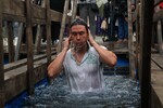 Верующий во время крещенских купаний на территории «Новый Херсонес» в Севастополе, 18 января 2025 года