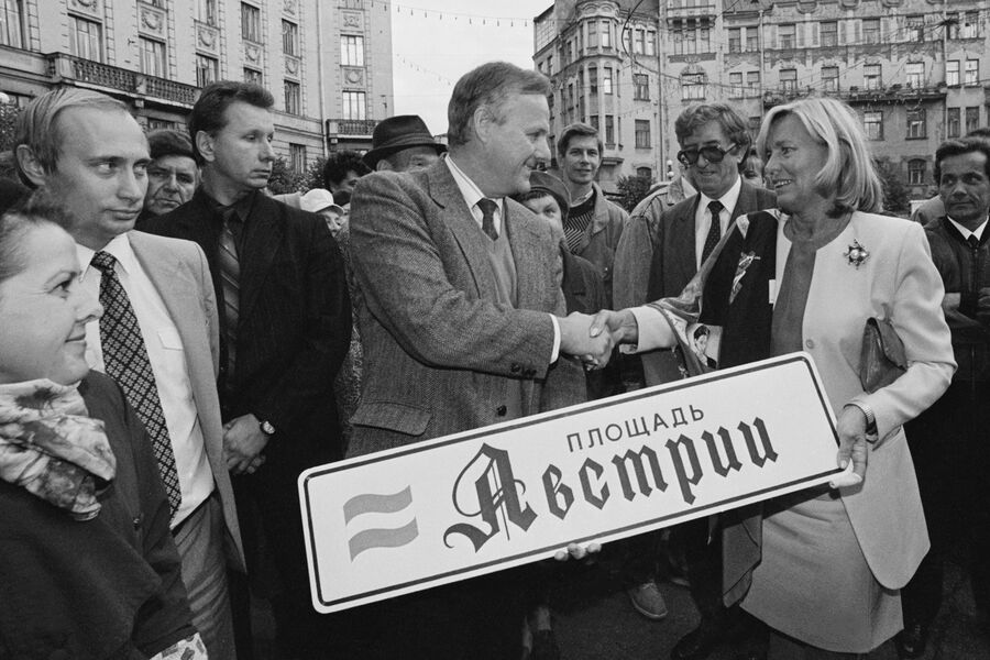 Мэр Санкт-Петербурга Анатолий Собчак (в центре), супруга канцлера Австрии Франца Враницкого Кристина Враницкая (справа на&nbsp;первом плане), председатель Комитета по&nbsp;внешним связям мэрии Санкт-Петербурга Владимир Владимирович Путин (слева на&nbsp;втором плане) и телохранитель мэра Виктор Золотов (слева на&nbsp;третьем плане) во время торжественной церемонии открытия площади Австрии на&nbsp;Петроградской стороне города, 1992&nbsp;год