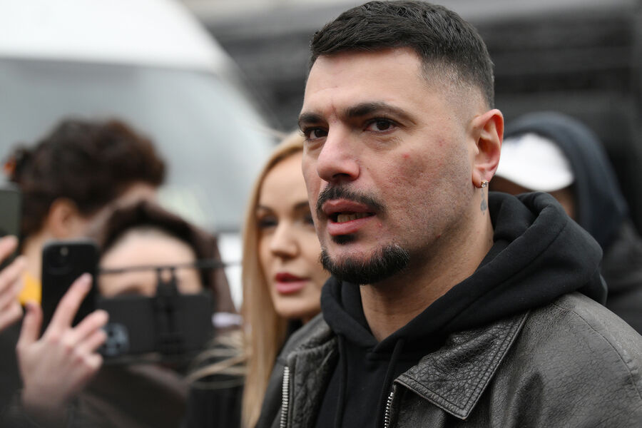 Рэпер Птаха (Давид Нуриев) на&nbsp;церемонии прощания с&nbsp;рэпером Пашей Техником возле храма Петра и Павла в&nbsp;Лефортово в&nbsp;Москве, 11&nbsp;апреля 2025&nbsp;года