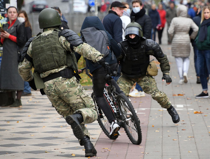Силовики задерживают участника акции протеста в Минске, 1 ноября 2020 года