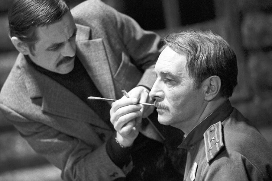 Художник-гример Всеволод Желманов и актер Вячеслав Тихонов (слева направо) перед&nbsp;началом съемок фильма &laquo;Фронт за&nbsp;линией фронта&raquo;, 1977&nbsp;год 