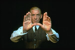 <b>“Боги и монстры” (1998)</b>
<br><br>
Биографическая драма Билли Кондона рассказывает о бывшем морском пехотинце (Брендан Фрейзер), который устраивается садовником к ворчливому и одинокому пожилому мужчине (Иэн Маккеллен). Впоследствии молодой человек узнает, что его работодатель не кто иной, как Джеймс Уэйл, – знаменитый кинорежиссер и создатель фильмов о Франкенштейне. За роль Уэйла Маккеллен был номинирован на “Оскар”, но уступил статуэтку Роберто Бениньи.

