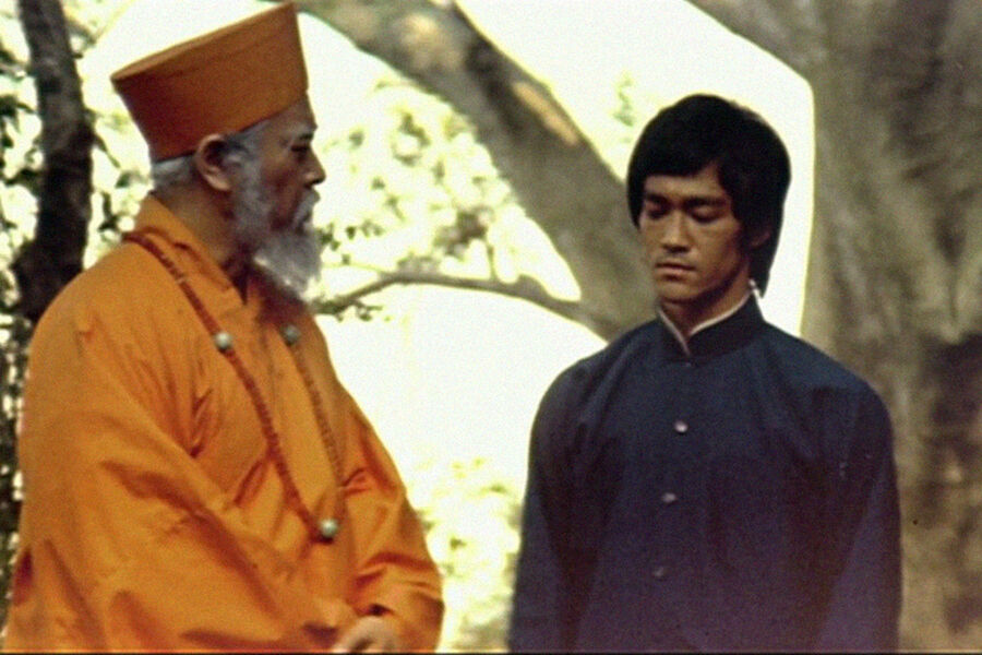 <b>«Игра смерти» (1978) и «Башня смерти» (1980) (посмертно)</b>
<br><br>
«Игру смерти» Брюс Ли начал снимать в&nbsp;1972 году &mdash; он выступил режиссером, сценаристом, со-продюсером и исполнителем главной роли. Он отснял 120&nbsp;минут материала, но переключился на&nbsp;«Выход дракона», а свою картину так и не успел закончить.
<br><br>
По&nbsp;оригинальному сюжету картины китайский мастер Ли должен спасти младшую сестру и брата. Для&nbsp;этого ему вместе с&nbsp;группой товарищей нужно проникнуть на&nbsp;верхний этаж пятиэтажной пагоды и найти там похищенное сокровище. Каждый этаж охраняют бандиты.
