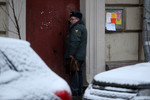 Предположительно, киллер стрелял из дома напротив: на лестничном пролете между пятым и шестым этажами были найдены шесть гильз, складной стул и «фрагмент ткани»