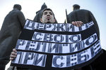 Участники митинга в защиту свободы творчества и в поддержку оперы Р. Вагнера «Тангейзер» в постановке режиссера Т. Кулябина у здания Новосибирского театра оперы и балета