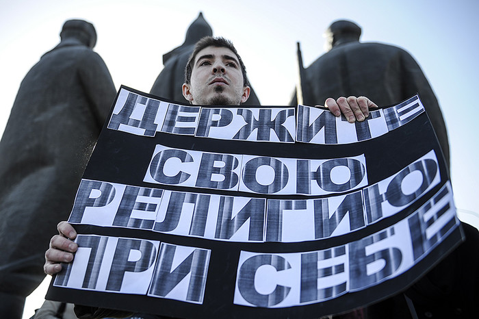 Участники митинга в&nbsp;защиту свободы творчества и в&nbsp;поддержку оперы Р. Вагнера &laquo;Тангейзер&raquo; в&nbsp;постановке режиссера Т. Кулябина у&nbsp;здания Новосибирского театра оперы и балета