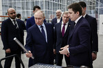 Президент России Владимир Путин и генеральный директор компании «Транспорт будущего» Юрий Козаренко (слева направо) во время посещения научно-производственного центра беспилотных авиационных систем «Самара», 28 января 2025 года