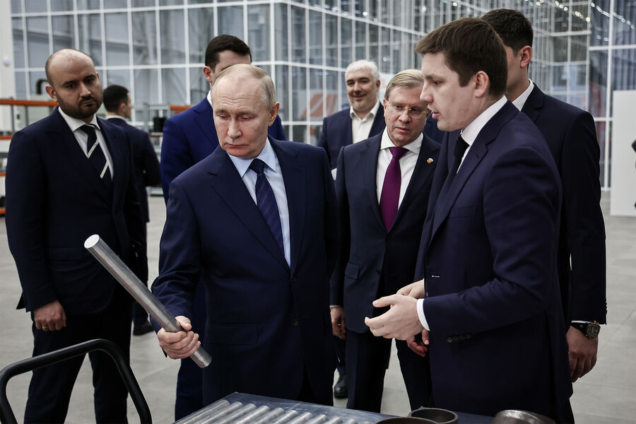 Президент России Владимир Путин и генеральный директор компании &laquo;Транспорт будущего&raquo; Юрий Козаренко (слева направо) во время посещения научно-производственного центра беспилотных авиационных систем &laquo;Самара&raquo;, 28&nbsp;января 2025&nbsp;года