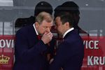 Старший тренер сборной России Алексей Жамнов (слева) и исполняющий обязанности главного тренера сборной России Илья Воробьев в матче группового этапа чемпионата мира по хоккею между сборными командами Австрии и России.