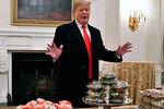 Президент Дональд Трамп и столы с фастфудом в Парадной столовой Белого дома во время приема в честь победы футбольной команды «Клемсон Тайгерс» в национальном чемпионате, 14 января 2018 года