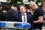 Руководитель Главного следственного управления СК РФ по Москве Андрей Стрижов (в центре) на месте стрельбы на Ленинском проспекте в Москве, 15 июня 2020 года