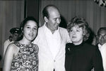Карл Райнер и актрисы Джанет Марголин и Шелли Уинтерс во время премьеры фильма «Выход со смехом» в Нью-Йорке, 1967 год