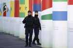 Полицейский патруль на территории климатического саммита в Ле-Бурже