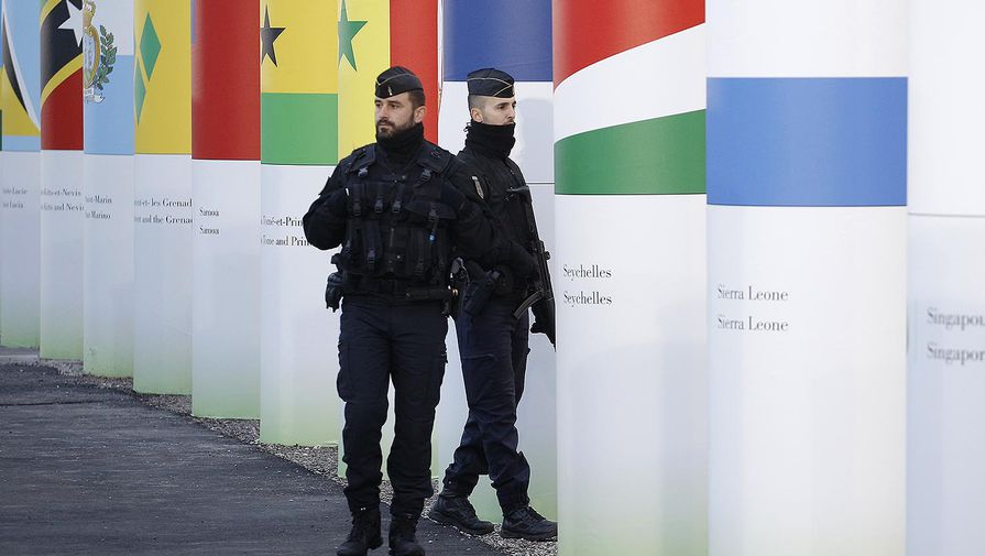 Полицейский патруль на территории климатического саммита в Ле-Бурже