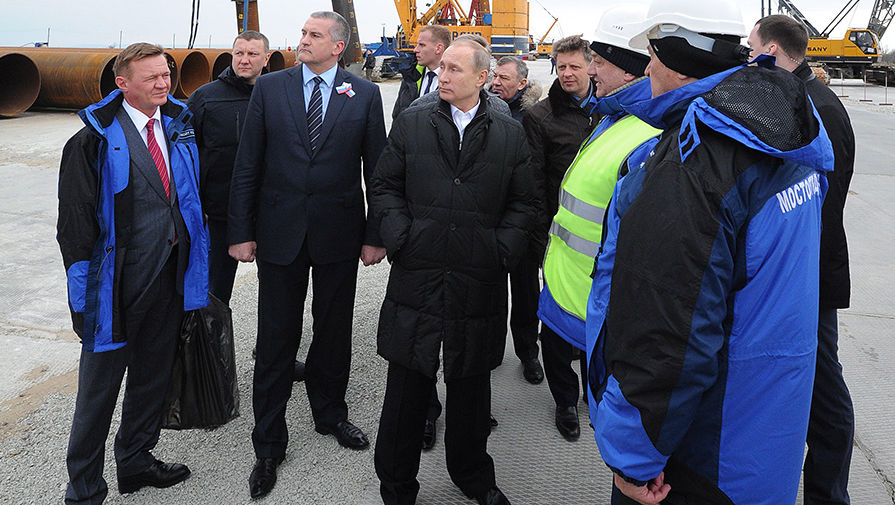 Руководитель Федерального дорожного агентства (Росавтодор) Роман Старовойт, глава Республики Крым Сергей Аксенов, президент России Владимир Путин (слева направо на&nbsp;первом плане) во время посещения строительной площадки транспортного перехода через&nbsp;Керченский пролив на&nbsp;острове Тузла