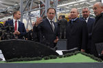 Президент России Владимир Путин, министр культуры Владимир Мединский, глава Удмуртии Александр Соловьев и зампред правительства Дмитрий Рогозин во время смотра проекта памятника Михаилу Калашникову на предприятии АО «Концерн «Калашников» в Ижевске, сентябрь 2016 года