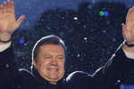 Главу страны изначально должны были выбирать 25 октября 2009 года, однако с момента 3-го тура 2005 года еще не прошло ровно 5 лет, и украинский глава Виктор Ющенко обжаловал это в Конституционном суде. На фото: кандидат в президенты Украины Виктор Янукович на акции поддержки на Михайловской площади, 5 февраля 2010 года