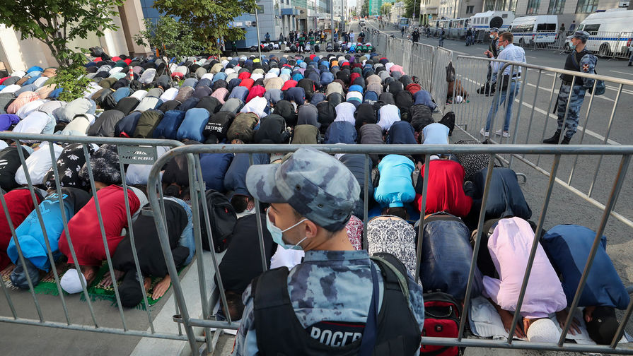 Мусульмане во время совершения намаза у&nbsp;Московской Соборной мечети в&nbsp;день праздника жертвоприношения Курбан-байрам, 31 июля 2020 года