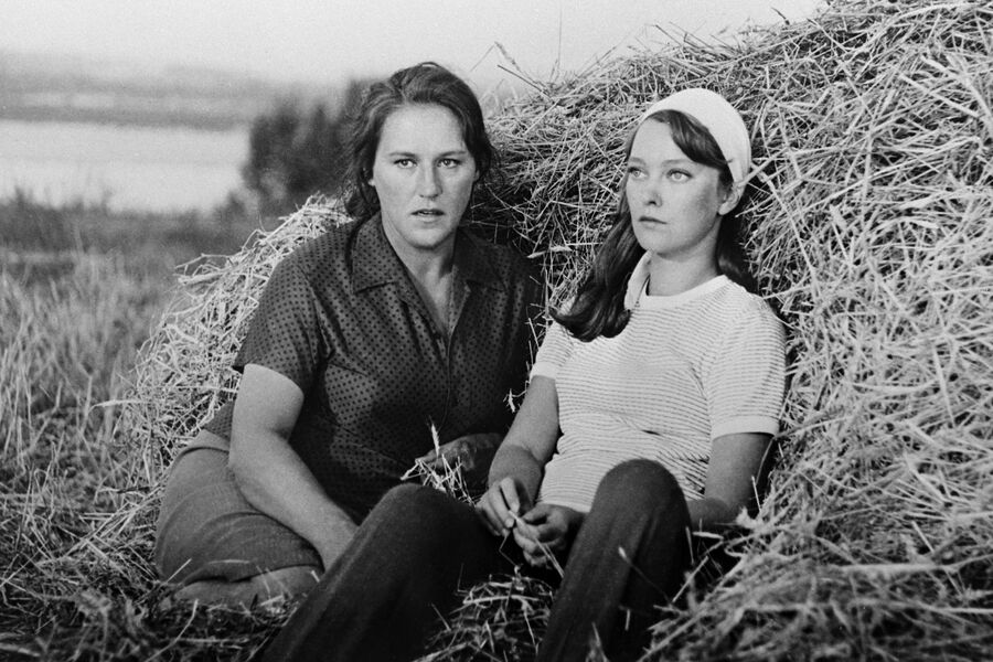 Актеры Нонна Мордюкова и Людмила Гладунко в&nbsp;фильме &laquo;Русское поле&raquo;, 1971&nbsp;год