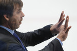 Главный тренер «Динамо» Олег Знарок подает знаки подопечным