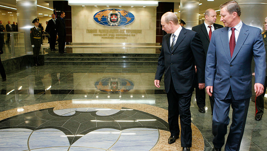 Владимир Путин и Сергей Иванов во время посещения новой штаб-квартиры Главного разведывательного управления (ГРУ) Генерального штаба Вооруженных Сил России, 2012 год