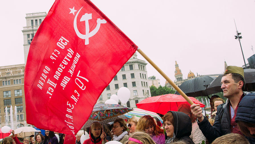 Участники акции «Бессмертный полк» на площади Каталонии в Барселоне
