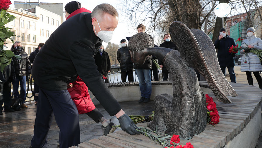 Губернатор Петербурга Александр Беглов во время открытия памятника погибшим в&nbsp;пандемию медикам в&nbsp;Петербурге, 3&nbsp;марта 2021&nbsp;года