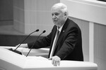 <b>Николай Рыжков (28 сентября 1929 — 28 февраля 2024)</b> — советский и российский партийный и государственный деятель. Рыжков был последним председателем совета министров СССР (1985–1991). В 1995–2003 годах Рыжков был депутатом Госдумы, а следующие 20 лет представлял в Совете Федерации Белгородскую область. В 2023 году он сложил свои полномочия.