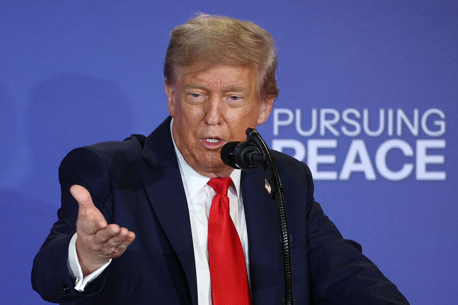 Президент США Дональд Трамп во время пресс-конференции с&nbsp;президентом РФ Владимиром Путиным на&nbsp;военной базе Эльмендорф, Аляска, 16&nbsp;августа 2025&nbsp;года